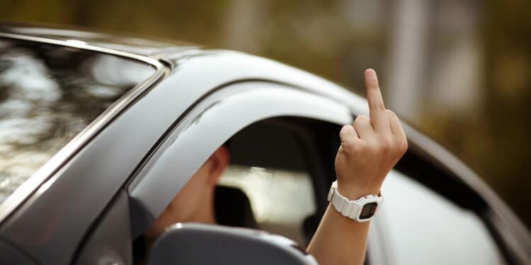 Motorista fazendo gesto obsceno no trânsito - Créditos: depositphotos.com / Kuzmafoto