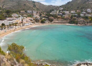 Essa praia parece Ibiza e fica muito perto dos brasileiros!