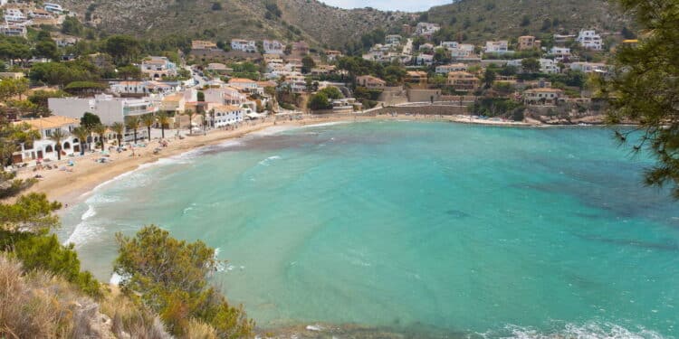 Essa praia parece Ibiza e fica muito perto dos brasileiros!