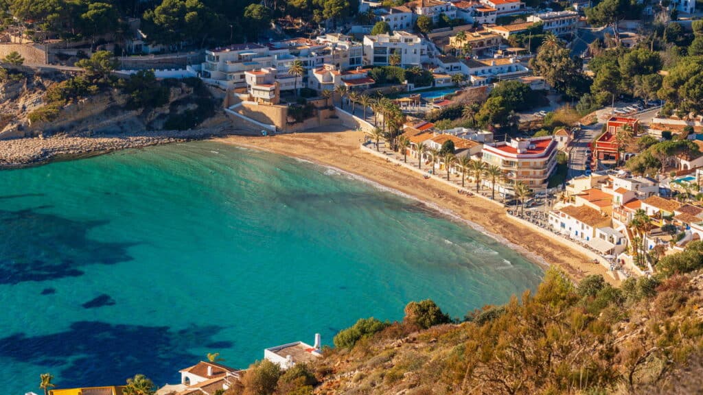 Essa praia parece Ibiza e fica muito perto dos brasileiros!