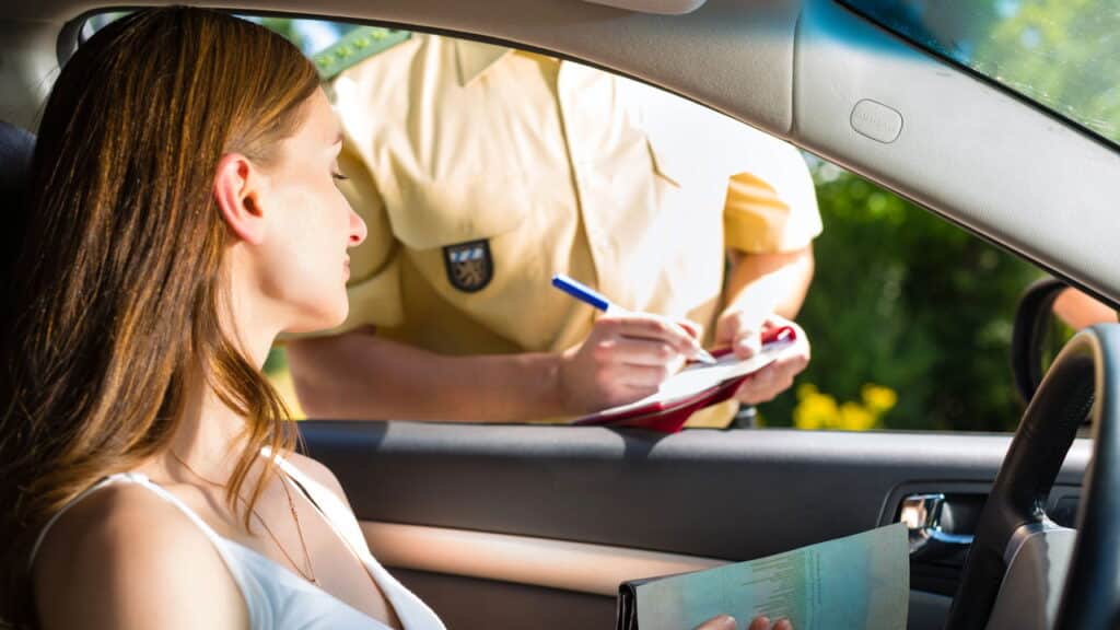 Uso do celular ao volante pode gerar multa e 7 pontos na CNH