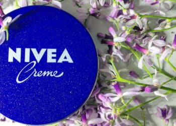 Profissionais dermatologistas estudaram a composição do famoso creme azul e sua opinião é clara