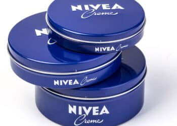 O creme da latinha azul que esconde um segredo poderoso para sua pele!
