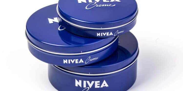 O creme da latinha azul que esconde um segredo poderoso para sua pele!