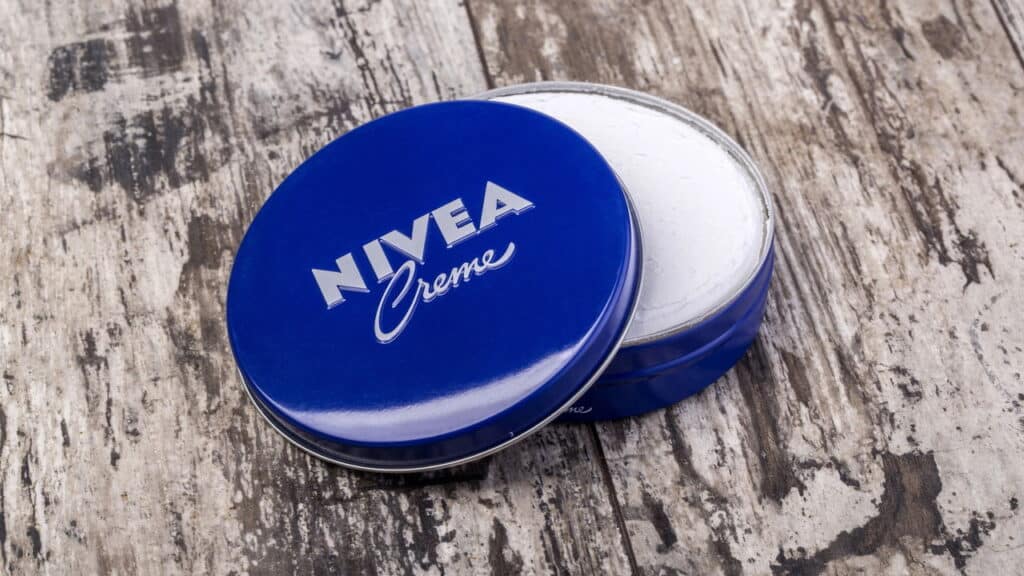 O creme da latinha azul que esconde um segredo poderoso para sua pele!