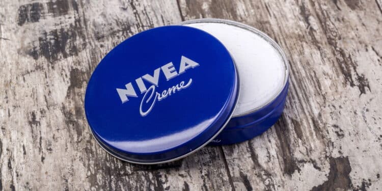 Órgão do consumidor analisa a famosa lata azul do creme Nivea!