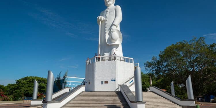 Imagem da estátua do Padre Cícero em Juazeiro do Norte - Créditos: depositphotos.com / contato@caciomurilo.com.br