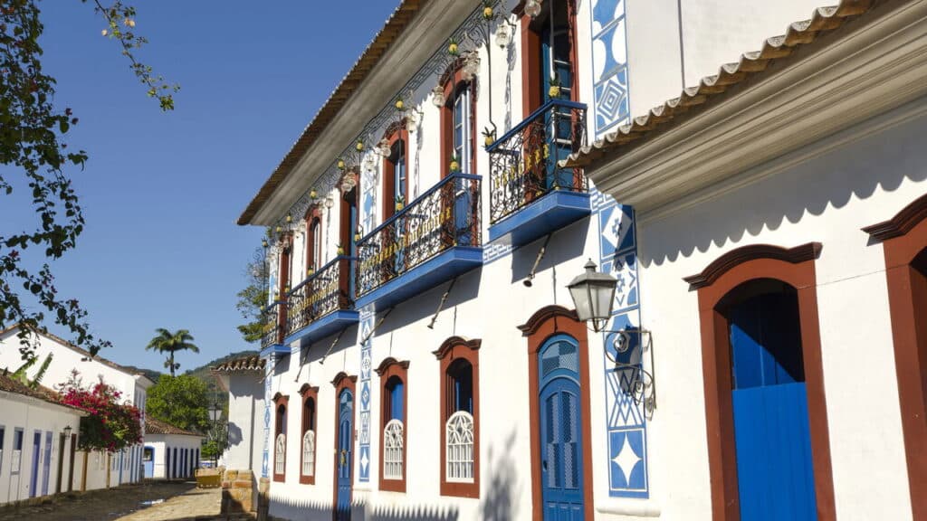 Cidade litorânea vira queridinha dos brasileiros com hospedagem gratuita em 2025!