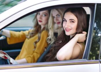 Imagem de mulheres no carro - Créditos: depositphotos.com / davit85