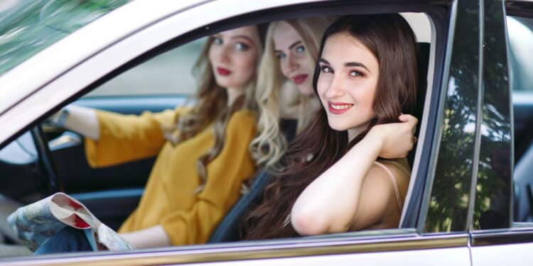 Imagem de mulheres no carro - Créditos: depositphotos.com / davit85