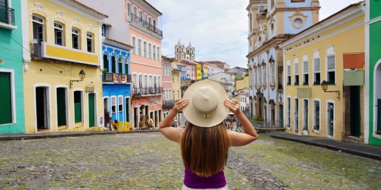 Imagem de mulher no Pelourinho - Créditos: depositphotos.com / sergio_pulp