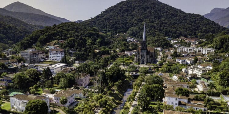 Essa cidade no RJ surpreende com passagem barata, comida boa e frio gostoso!