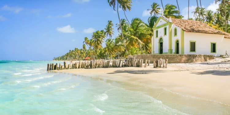 Sete praias isoladas no Brasil para quem quer sossego, mar cristalino e água de coco