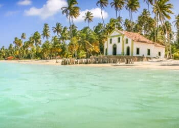 O destino que virou xodó de turistas e esconde uma igreja centenária à beira-mar!