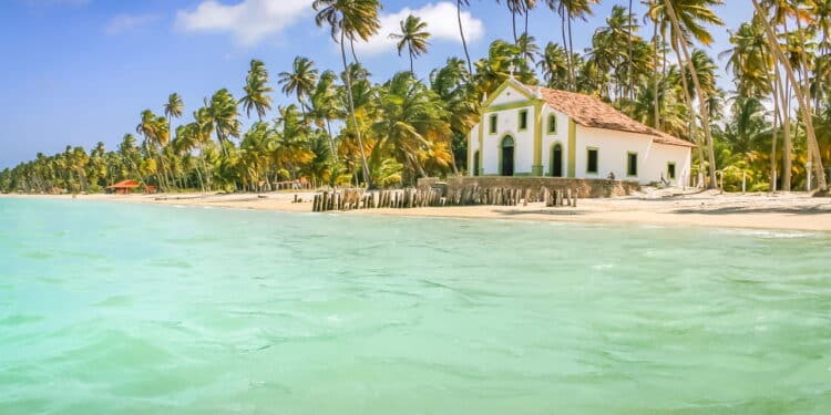 O destino que virou xodó de turistas e esconde uma igreja centenária à beira-mar!