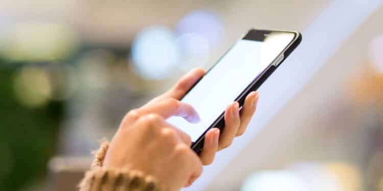 Idosos estão caindo no golpe do SMS falso!