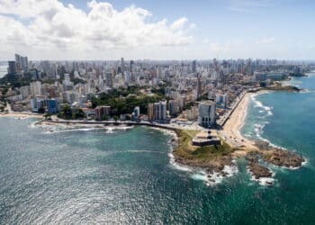Imagem aérea do Farol da Barra em Salvador, Bahia. - Créditos: depositphotos.com / gustavofrazao