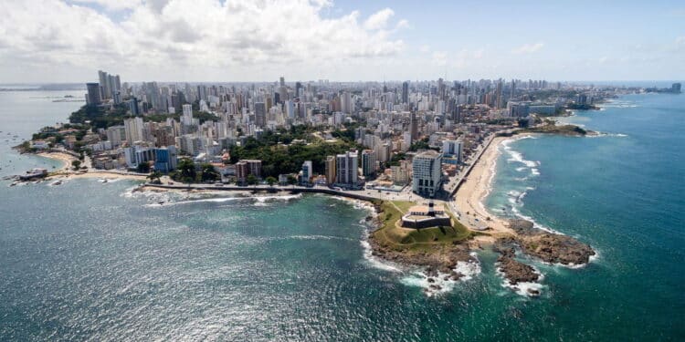Imagem aérea do Farol da Barra em Salvador, Bahia. - Créditos: depositphotos.com / gustavofrazao