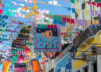 Imagem de rua enfeitada para São João - Créditos: depositphotos.com / tgthales@gmail.com