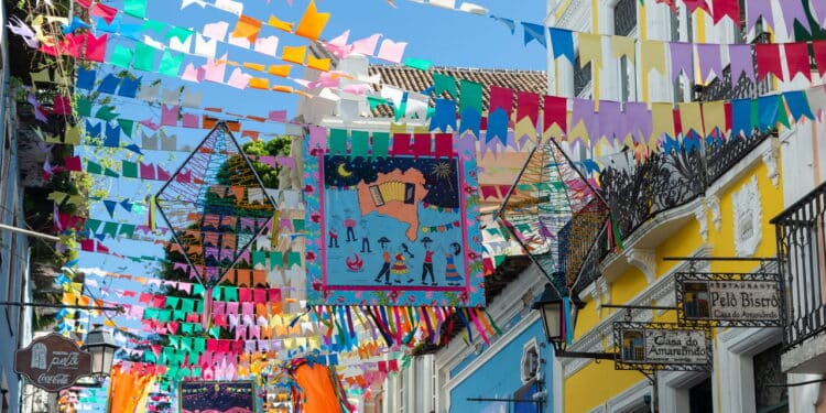Imagem de rua enfeitada para São João - Créditos: depositphotos.com / tgthales@gmail.com