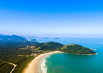 Ilha no litoral de São Paulo ficou famosa por ser abitada por piratas no passado!