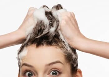 O shampoo de farmácia mais potente para brilho de salão em casa
