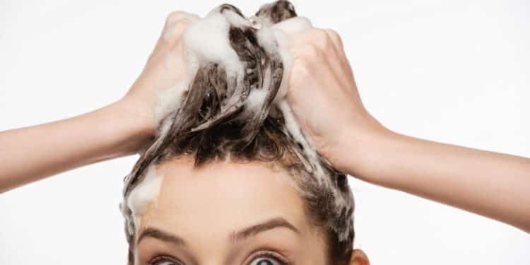 O shampoo de farmácia mais potente para brilho de salão em casa