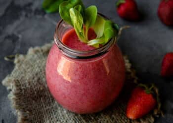 Smoothie de morango é uma receita saudável e muito prática!