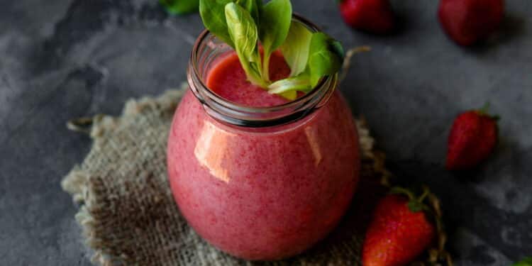 Smoothie de morango é uma receita saudável e muito prática!