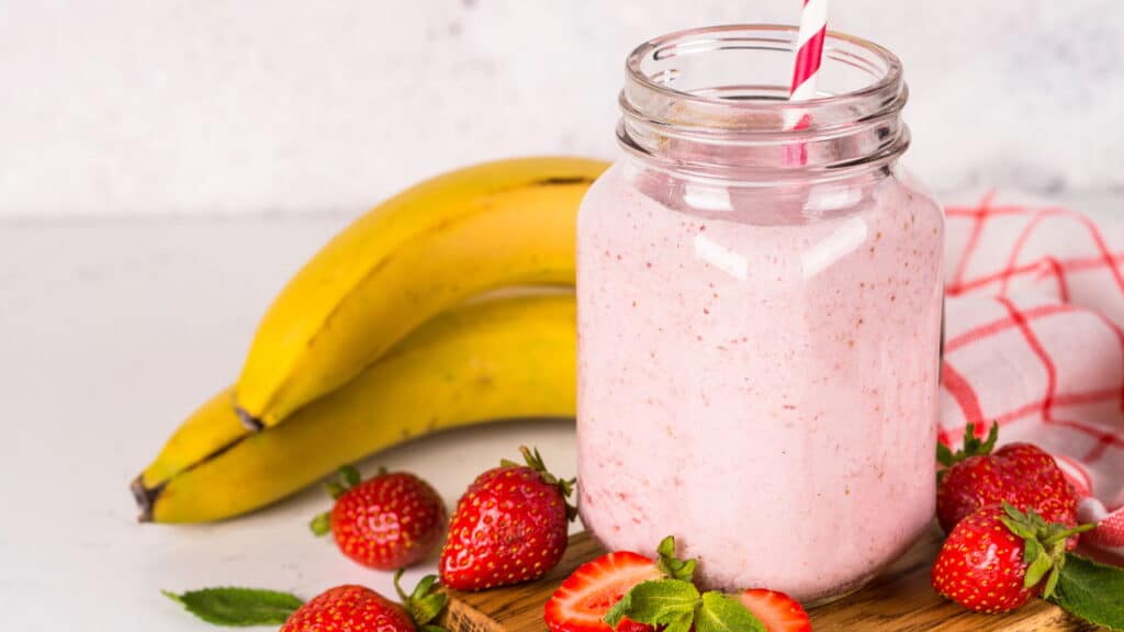 Smoothie de morango é uma receita saudável e muito prática!