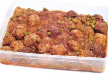 Autoridade alimentar pede que joguemos fora imediatamente marmitas de plástico por riscos a saúde!