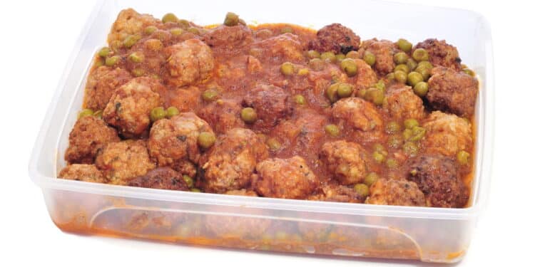Autoridade alimentar pede que joguemos fora imediatamente marmitas de plástico por riscos a saúde!