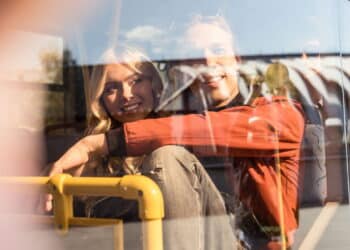 Casal viajando de ônibus - Créditos: depositphotos.com / IgorVetushko