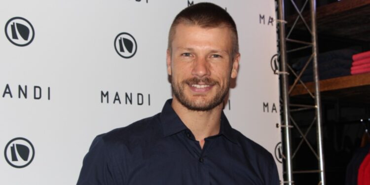 Rodrigo Hilbert passa por cirugia de urgência após acidente de mountain bike