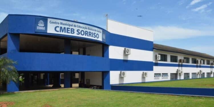 Diretora de escola acha arma de fogo em mochila de criança de 8 anos
