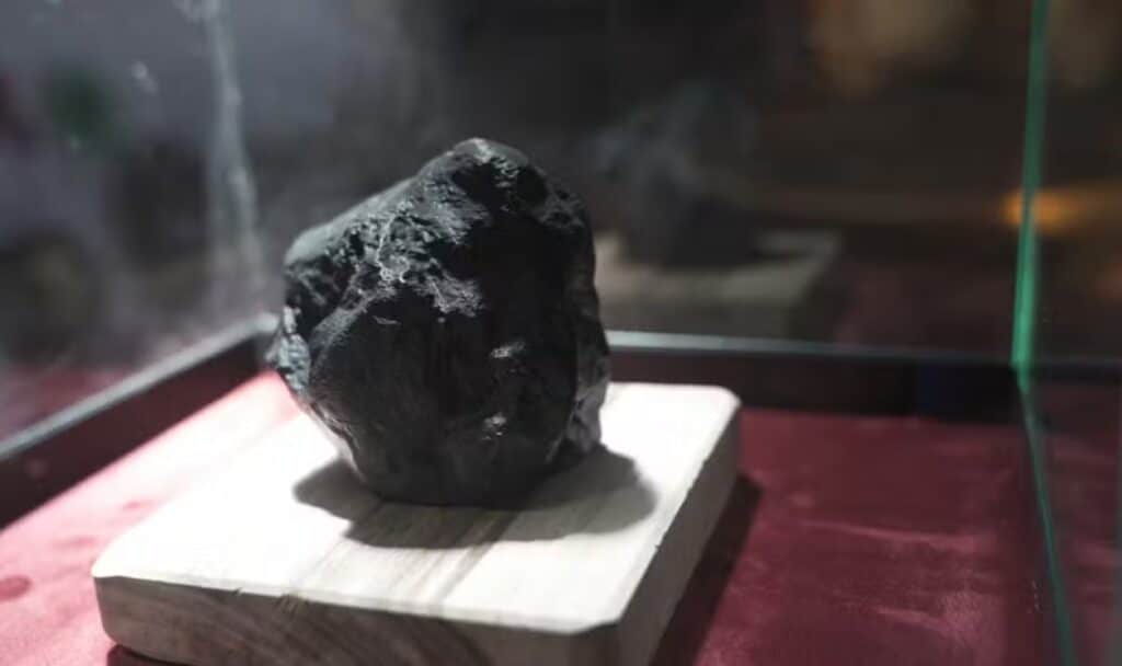 Maior diamante negro do mundo foi descoberto no Brasil! Veja detalhes