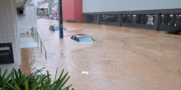 Tempestade provoca duas mortes em Santa Catarina