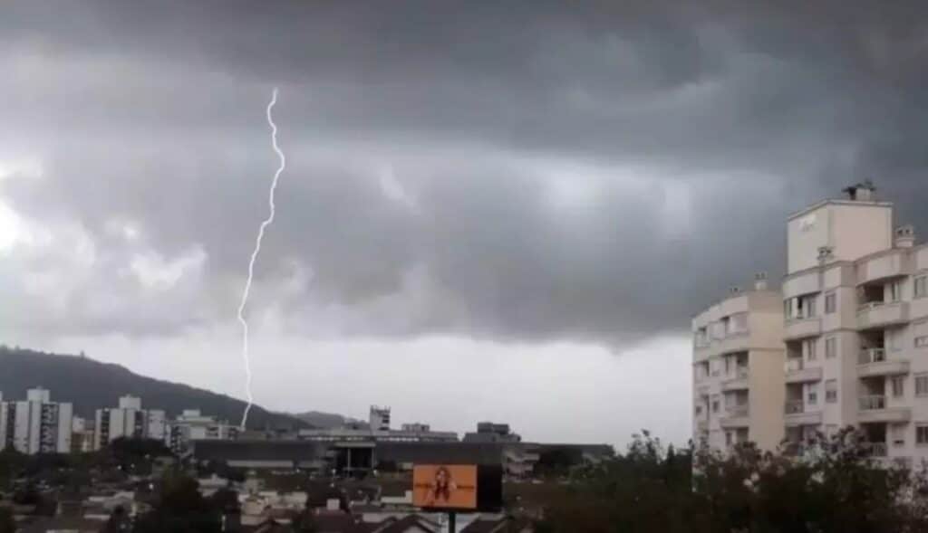 Tempestade provoca duas mortes em Santa Catarina