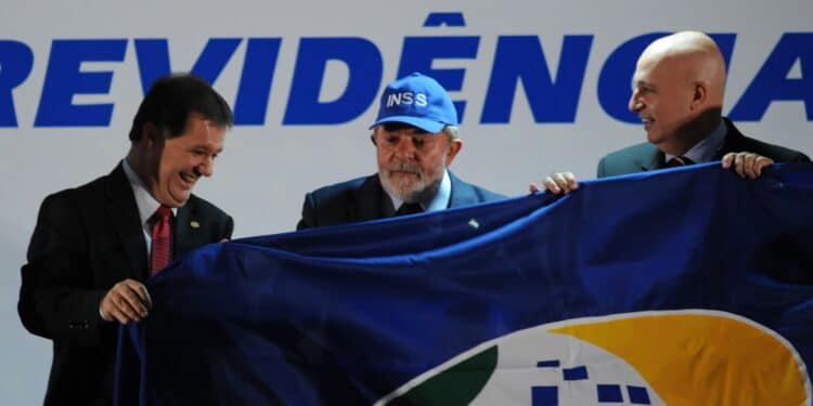 Lula empurra devolução do dinheiro do INSS e joga a culpa em Bolsonaro