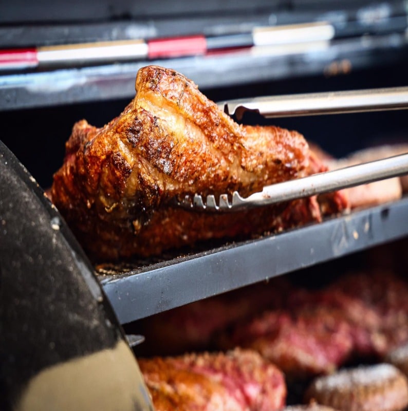 Festival brasileiro exótico com carnes de jacaré, búfalo e rã choca e atrai turistas