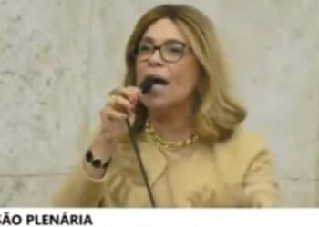 Vereadora associa mulher negra a "sapatos baratos" e tenta justificar racismo