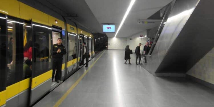 Homem coloca fogo no próprio corpo em estação do metrô de São Paulo