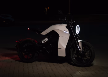 Auper 600 CE é a nova moto elétrica com autonomia de até 160km fabricada no Brasil