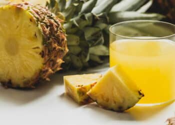 Como plantar abacaxi em casa? Essa é a forma que produz mais rápido!