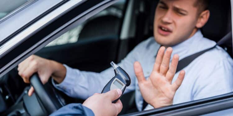 Motoristas que usam seu direito de recusar teste do bafômetro precisam saber disso