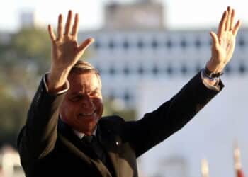 Médicos de Bolsonaro preveem alta em breve após melhora significativa