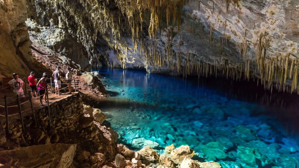 Turistas explorando a incrível Gruta Azul em Bonito