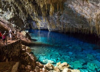 Turistas explorando a incrível Gruta Azul em Bonito