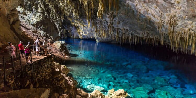 Turistas explorando a incrível Gruta Azul em Bonito