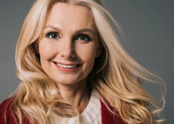 4 tendências de cor de cabelo em 2025 que rejuvenescem as mulheres 55+